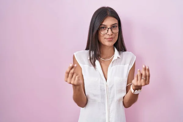 Brunette Young Woman Standing Pink Background Wearing Glasses Doing Money — Stock fotografie