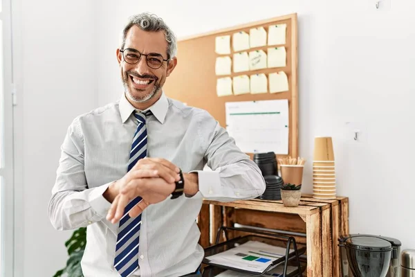 中年白髪の男ビジネス労働者笑顔自信を持って見ます見ますでオフィス — ストック写真