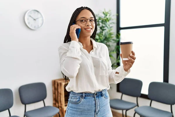 Young African American Woman Talking Smartphone Drinking Coffee Waiting Room — Stockfoto