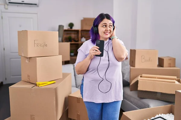 Young Beautiful Size Woman Listening Music Standing New Home — Stockfoto