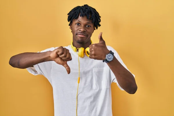 Young African Man Dreadlocks Standing Yellow Background Doing Thumbs Disagreement — Stock Photo, Image