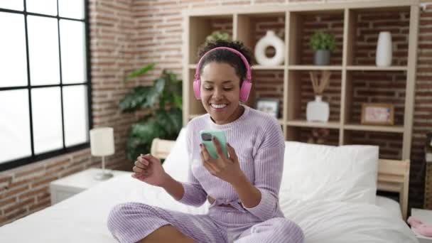 Wanita Afrika Amerika Yang Mendengarkan Musik Bernyanyi Kamar Tidur — Stok Video