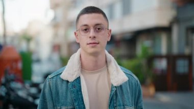 Sokakta kendinden emin gülümseyen İspanyol genç adam.