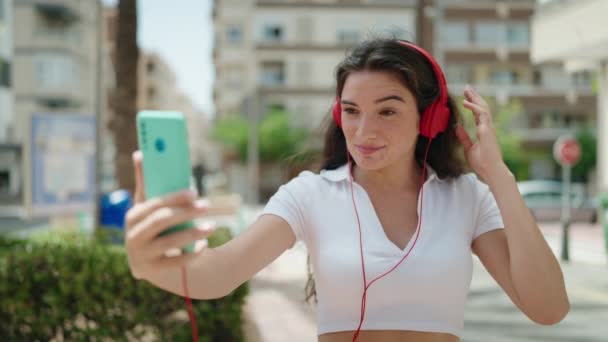 Joven Mujer Hispana Sonriendo Confiada Teniendo Videollamada Calle — Vídeos de Stock