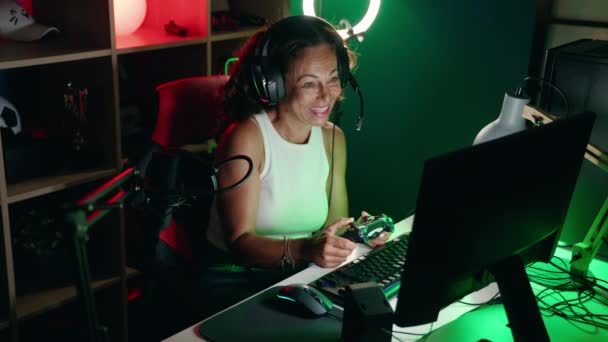 Mujer Mediana Edad Streamer Jugando Videojuego Con Joystick Sala Juegos — Vídeos de Stock