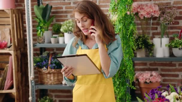 Ung Vacker Latinamerikansk Kvinna Florist Talar Smartphone Läsa Urklipp Florist — Stockvideo