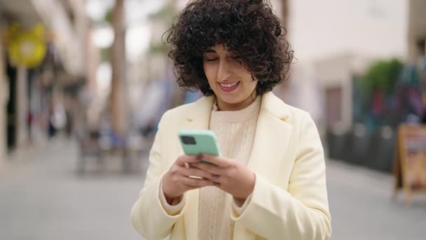Junge Frau Lächelt Selbstbewusst Mit Smartphone Auf Der Straße — Stockvideo