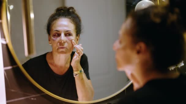 中年惊慌失措的女人在浴室里看着镜子上的伤痕 饱受家庭暴力之苦 — 图库视频影像