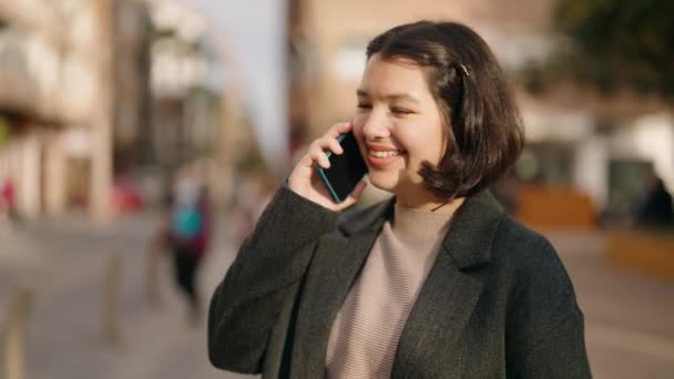 Νεαρό Ισπανόφωνο Κορίτσι Χαμογελά Αυτοπεποίθηση Μιλώντας Στο Smartphone Στο Δρόμο — Αρχείο Βίντεο
