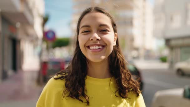 Jonge Latino Vrouw Glimlachen Zelfverzekerd Zoenen Straat — Stockvideo