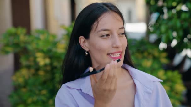 Молода Красива Іспаномовна Жінка Посміхається Впевнено Говорити Смартфону Вулиці — стокове відео