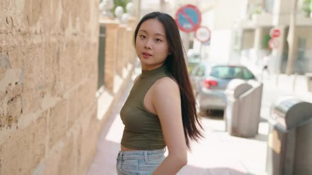 年轻的亚洲女人自信地站在城市街道上微笑 — 图库视频影像