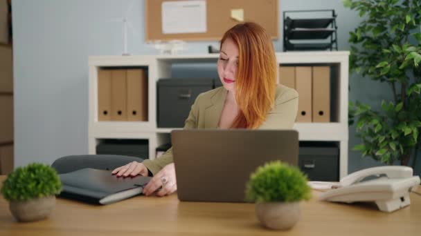 Молодая Рыжая Деловая Женщина Ноутбуком Работающая Офисе — стоковое видео