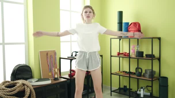 Молодая Блондинка Занимается Спортивным Прыжком Спорткомплексе — стоковое видео