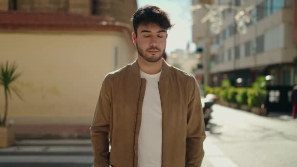 Mladý Hispánec Usmívá Sebevědomě Stojící Rukama Zkříženýma Ulici — Stock video