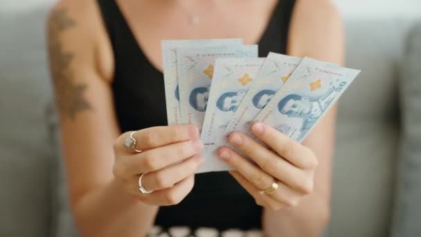Jonge Vrouw Telt Thuis Baht Bankbiljetten — Stockvideo