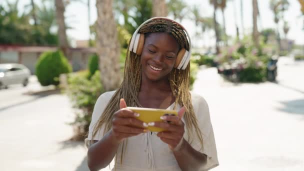 Afrikansk Amerikansk Kvinna Ler Säker Titta Video Smartphone Gatan — Stockvideo