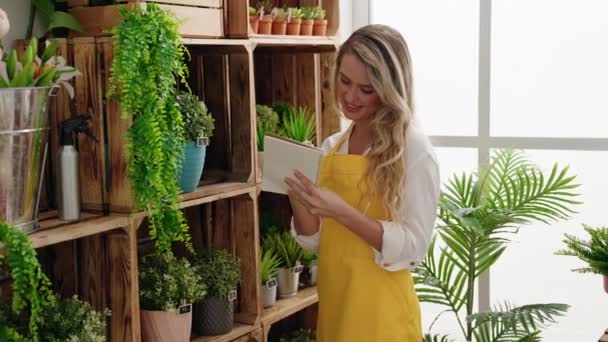 Young Blonde Woman Florist Smiling Confident Writing Notebook Park — Stockvideo