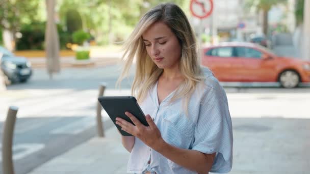 Young Blonde Woman Smiling Confident Using Touchpad Street — Stock Video