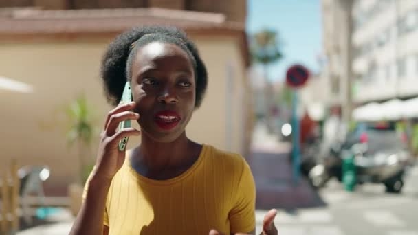 Африканська Американка Усміхається Впевнено Розмовляє Смартфону Вулиці — стокове відео