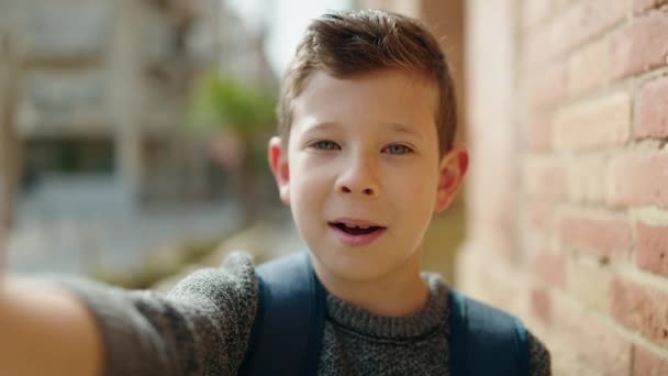 Sarışın Çocuk Sokakta Video Görüşmesi Yapıyor — Stok video