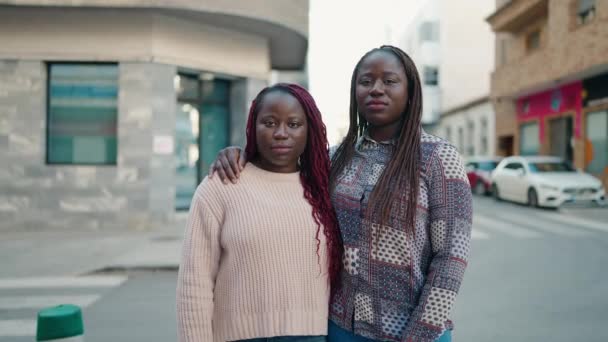 Дві Африканські Американки Усміхаються Міцно Обіймають Одне Одного Вулиці — стокове відео