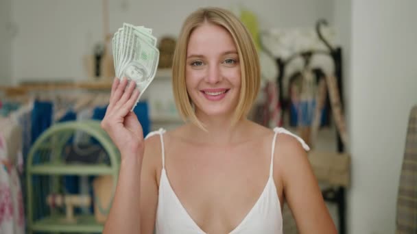Молода Блондинка Клієнт Посміхається Впевнено Тримає Долари Магазині Одягу — стокове відео