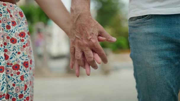 Homem Mulher Casal Com Mãos Juntas Rua — Vídeo de Stock
