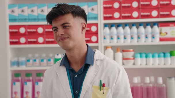 Young Hispanic Man Pharmacist Smiling Confident Standing Pharmacy — ストック動画