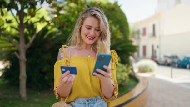 Ung Kvinna Som Använder Smartphone Och Kreditkort Parken — Stockvideo
