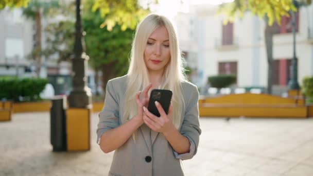 Junge Blonde Managerin Nutzt Smartphone Mit Siegerausdruck Park — Stockvideo