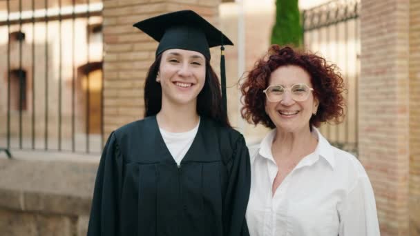 Dwie Kobiety Matka Córka Świętują Ukończenie Szkoły Uniwersytecie — Wideo stockowe