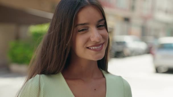 Joven Mujer Hispana Sonriendo Confiada Pie Calle — Vídeo de stock