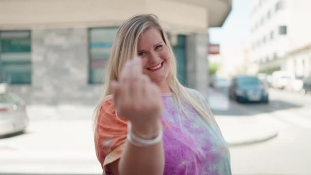 Молода Жінка Посміхається Впевнено Робить Жест Пальцем Вулиці — стокове відео