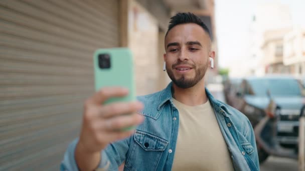 Молодий Іспаномовний Чоловік Посміхається Впевнено Має Відеодзвінок Парку — стокове відео
