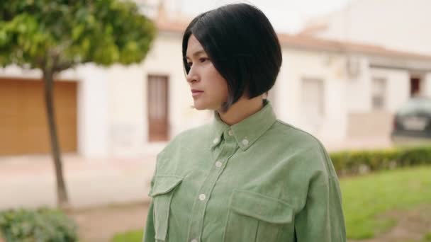 Jonge Chinese Vrouw Met Ontspannen Uitdrukking Staande Het Park — Stockvideo