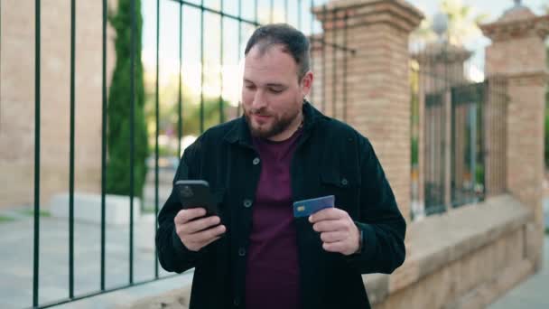 在街上使用智能手机和信用卡的年轻人 身材男子 — 图库视频影像
