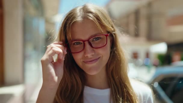 Ung Blond Flicka Ler Säker Bär Glasögon Gatan — Stockvideo