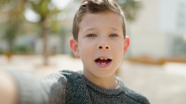 Sarışın Çocuk Gülümsüyor Parkta Kendine Güvenen Bir Video Var — Stok video