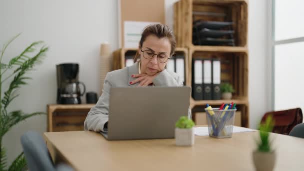 Mujer Mediana Edad Trabajadora Negocios Trabajando Oficina — Vídeo de stock