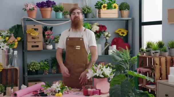 Ung Rödhårig Man Florist Ler Säker Stående Med Armarna Korsade — Stockvideo