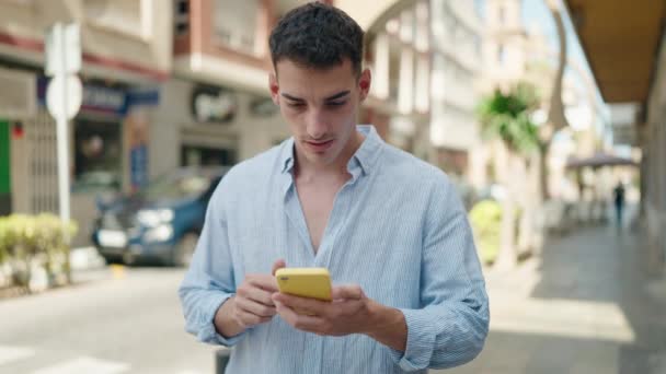 Joven Hispano Usando Smartphone Con Expresión Ganadora Calle — Vídeos de Stock
