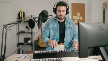 Genç İspanyol besteci müzik stüdyosunda beste yapıyor.