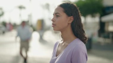 Genç Afrikalı Amerikalı kadın gülümsüyor. Kendine güveni tam.