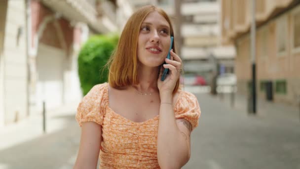 年轻的金发女人在街上用智能手机自信地微笑着 — 图库视频影像