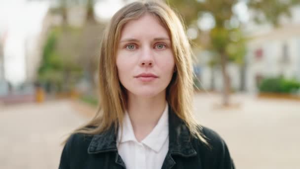 Mladá Běloška Usmívá Sebevědomě Stojící Rukama Zkříženýma Parku — Stock video