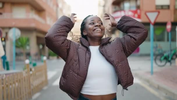 Afrikaans Amerikaanse Vrouw Glimlachen Zelfverzekerd Lopen Straat — Stockvideo