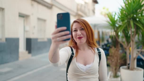 Mujer Rubia Joven Sonriendo Confiada Hablando Teléfono Inteligente Calle — Vídeos de Stock