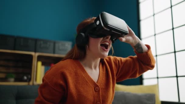 Joven Pelirroja Jugando Videojuego Usando Gafas Realidad Virtual Casa — Vídeos de Stock
