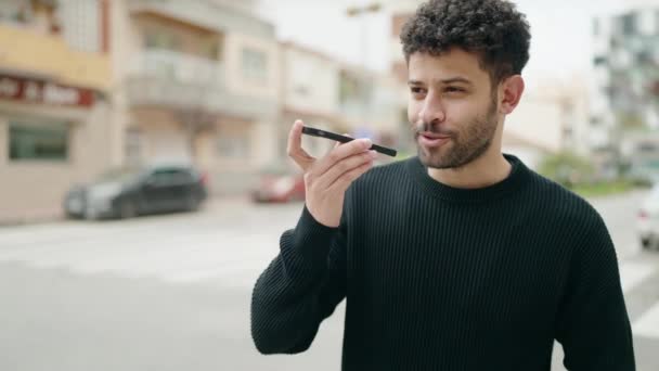 Молодой Араб Улыбается Уверенно Разговаривая Смартфону Улице — стоковое видео